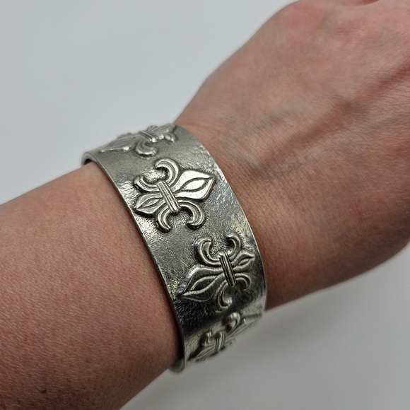 VINTAGE Martin Miazza Heavy Pewter Fleur De Lis Cuff Bracelet Unisex Signed - Picture 4 of 6